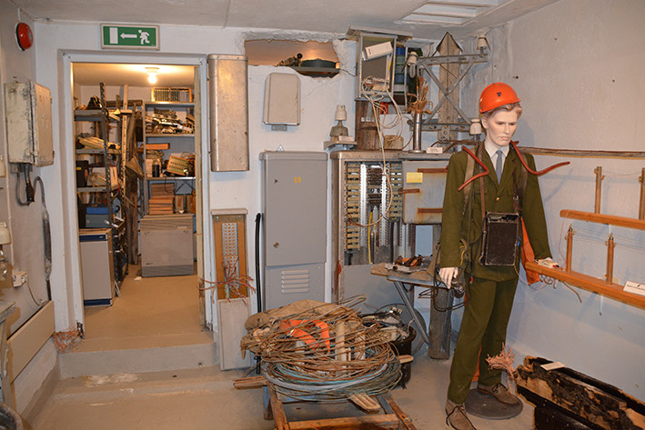 Hele anlegget med feederhus stod klart i 1930-årene. Hovedbygget er delvis ombygd med blant annet ny kledning. Her fantes en 10 kW langbølgesender for å dekke lange avstander til Grønlandsområdet. Garasjen på 55 kvadratmeter ble oppført i 1940. Anlegget ble nedlagt i 1991. Få år seinere ble mastene revet.