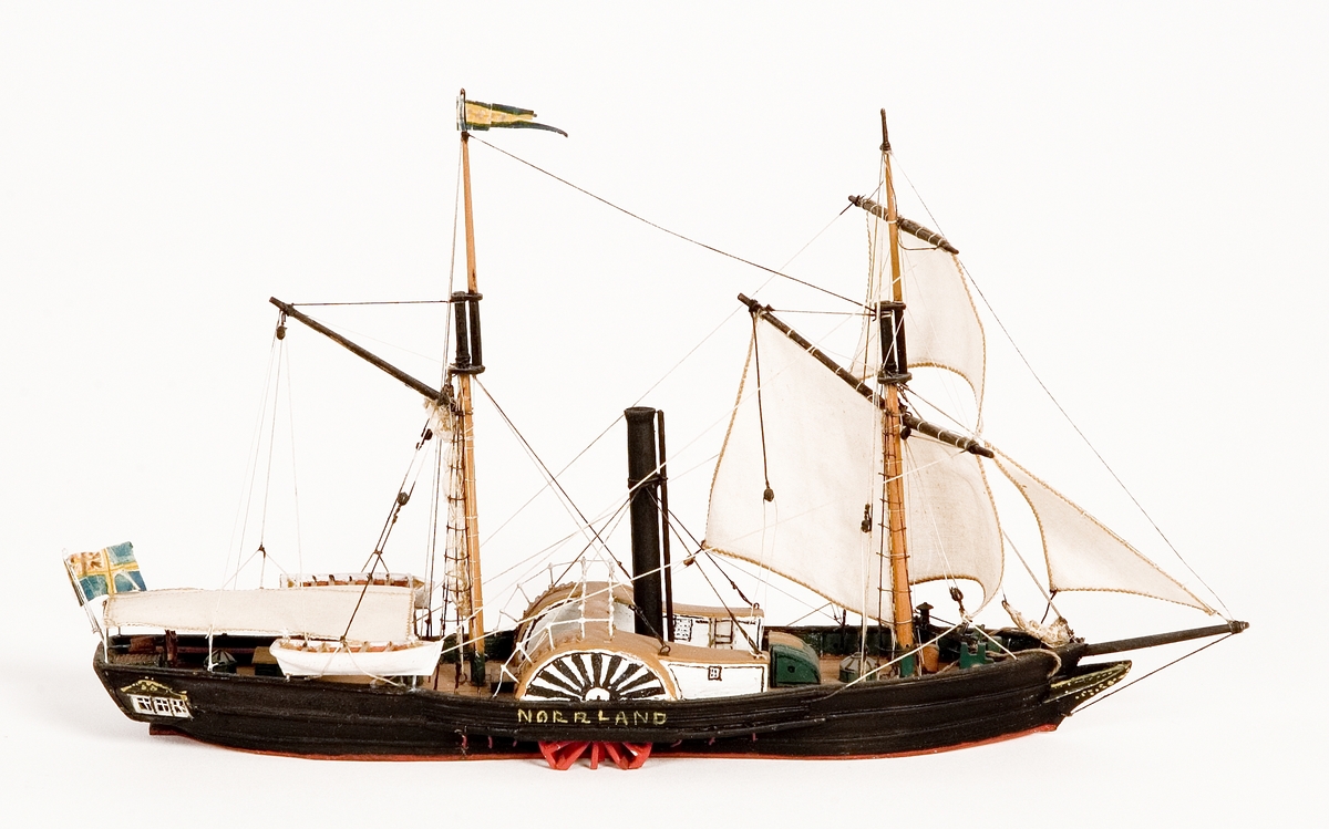 Fartygsmodell på vattenlinje. Hjulångaren "Norrland", hel i block av trä. Fartyget är skonertriggat med segel av bomull. Blå och gul namnvimpel på stortopp och svensk flagga med unionsmärke akterut. I aktern fyra fönster. Fartygsfakta:

60   hkr.

Reg. nr. Sthlm   5    ( SE. 1839)
Föremålets form: Vattenlinjemodell