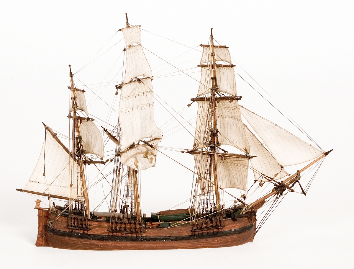 Vattenlinjemodell av Galjot. Rårna brassade back på stortoppen. Skrovet rundgattat. Fyra fönster i akterspegeln.Föremålets form: Vattenlinjemodell