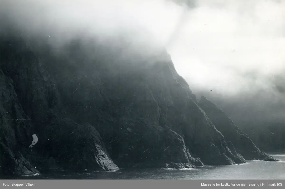 Flyfoto. Nordkapp-klippen i tåke. 31.07.1952.