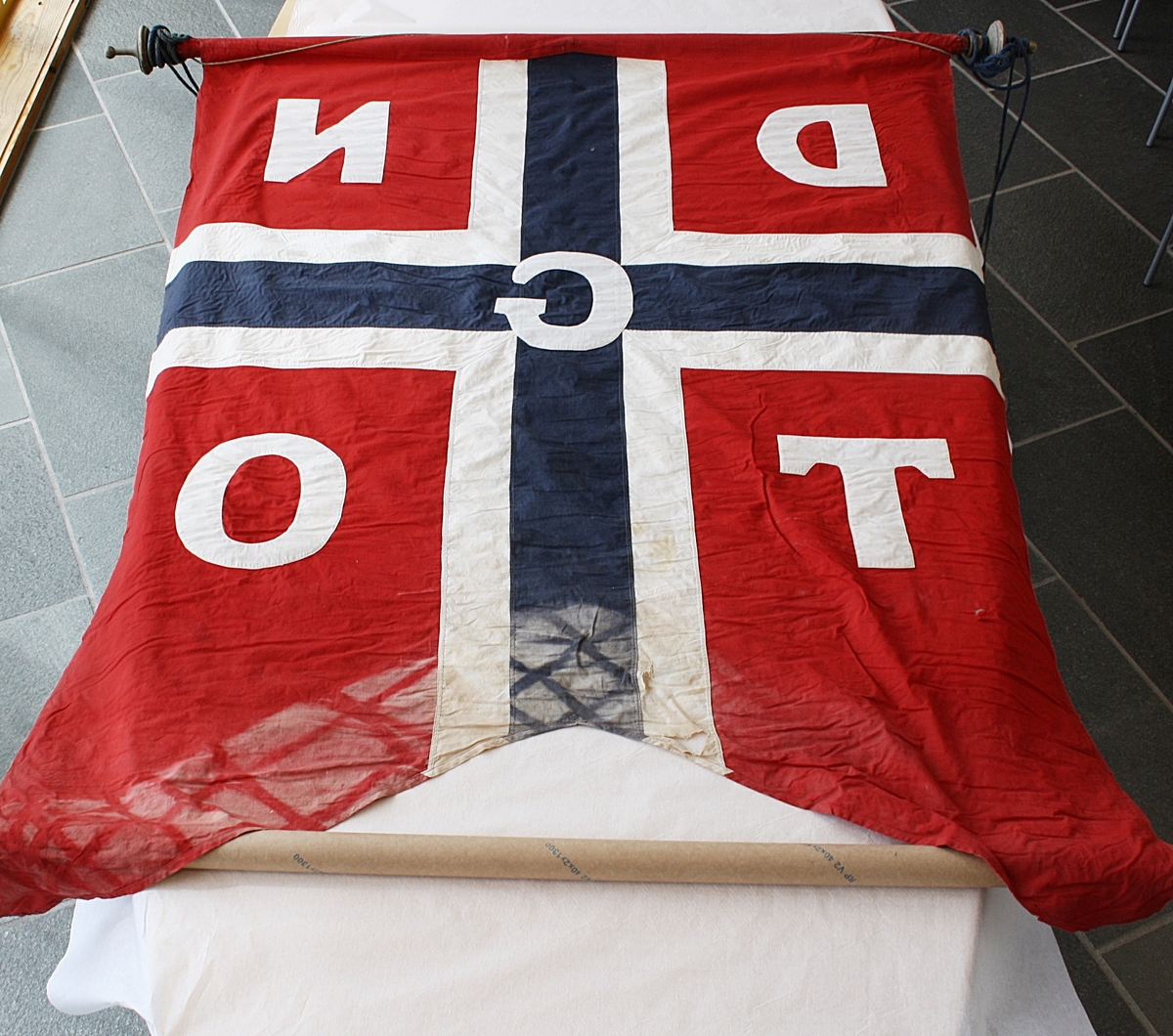Flagg (norsk). Ganske falma, det er også forsterkingar i hjørna. Fra Den Norske Godtemplarorden på Tjeldstø.