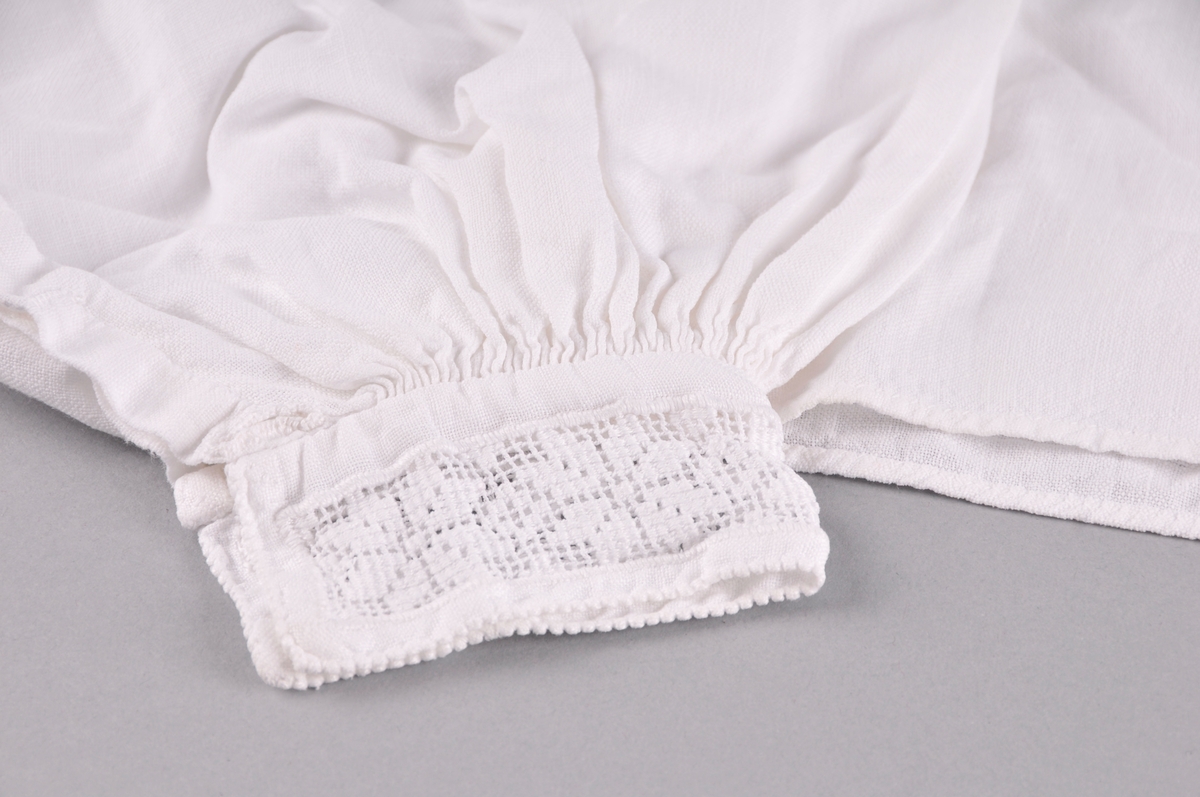 Stakk, liv, forkle, skjorte, brudeforkle, belte og veske. Alle delane høyrer til brudebunaden. Rosesaum på bunaden, forkledet og veska. Telemarksbinding på brureforkledet. Bunaden har 12 maler og spenne.