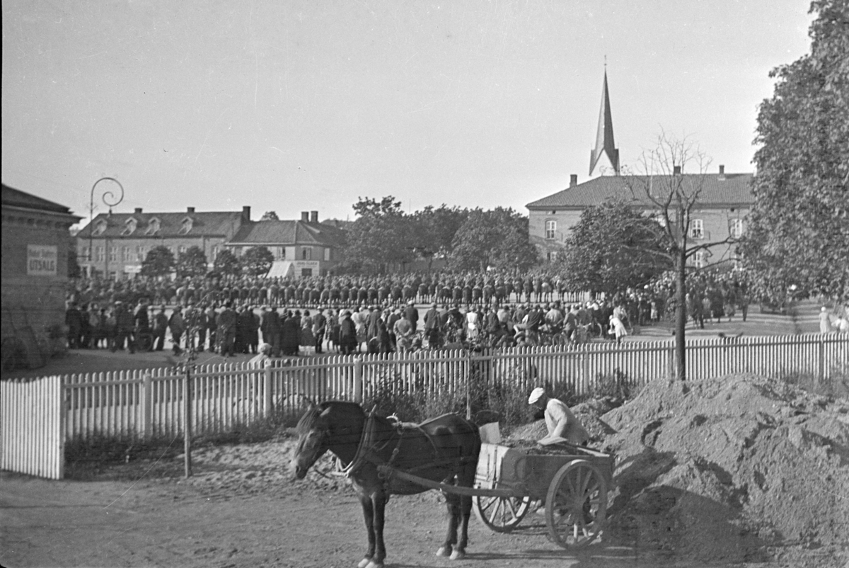 Hamar, Strandgateparken, mann med hest og kjerre i forgrunnen, militærparade på Stortorget, rider på hester, oppvisning