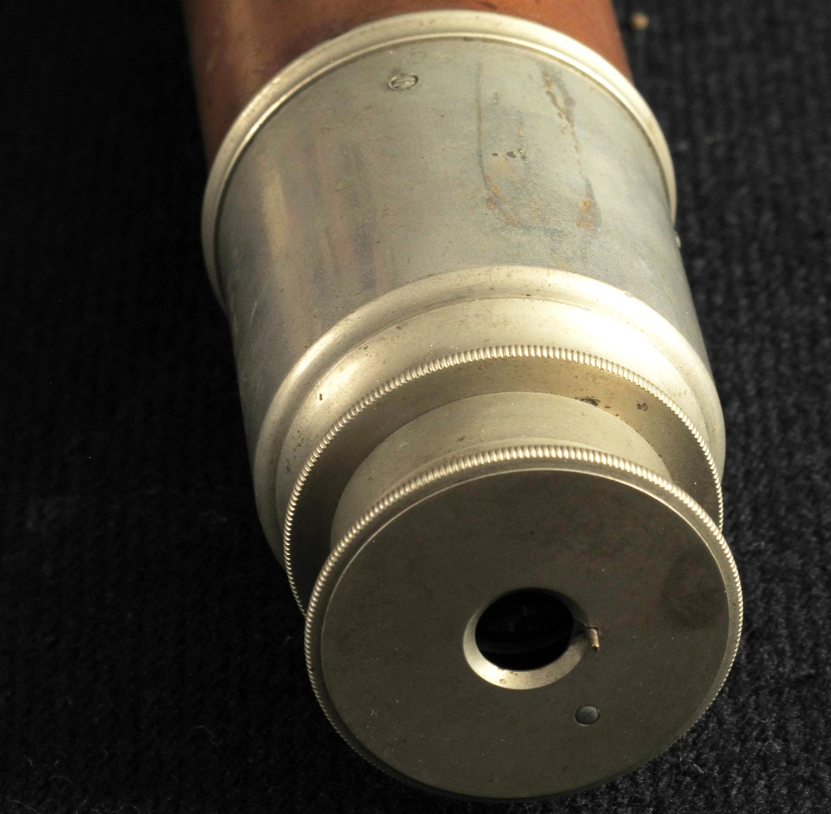 Langkikkert,  laget av  Troughton & Simms, London, 1863.  
a) Kikkert.   Forkrommet   metall,  brunt skinn. Lang sylinder med forkrommet del i hver ende, kanelbrunt skinn pm.  Når den smale ende trekkes ut, kommer flg. tekst til syne: 

" Presented by the British Government to Captain J. M. Smith, Master of the Norwegian Barque "Solon" of Arendal,   in acknowledgement of his humanity and kindness to the   Master and Crew on the Barque "Lemuel" of Souht Shields,  whom he rescued from their sinking Vessel on the 22nd   September 1863."  Under: " Troughton & Simms, London."  

b) Etui.   Mahogni  med litt grønn filt.  Langt etui med flatt lokk og to   messing  kroker i siden. Nedsenket felt med avskårne hjørner midt på lokket,  har vært pålimt etikett med tekst iflg. protokoll: Captain J. M. Smith. 

Tilstand febr. 1967: kikkerten god. Etuiet en del oppskrapet i toppflaten.