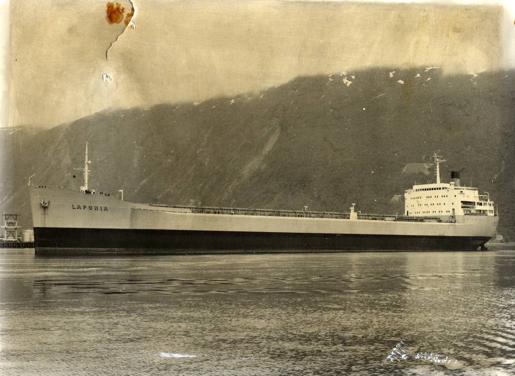 Malmskip på Narvik Havn
 M/S LAPONIA.
Byggd 1963 av Ab Götaverken Arendal, Göteborg.
Varvsnummer. 745. Dimensioner. 202,93 x 27,08 x 15,85  m. Brt/ Nrt/ Dwt. 24810/ 14123/ 38100 
Maskineri. En 6-cyl, Götaverken diesel. Effekt. 12600 hk.RN. 10428. Systerfartyg. LAIDAURE. Rederi: Grängesberg.