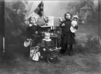 Barn fotograferade i ateljé, omkr 1910. Neg och glasneg finns.