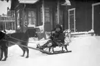 Karlsborg, storgatan. Ebbe Gunnarsson med hunden Russo, år 1929.