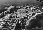 Karlsborg, flygfoto taget år 1961, över Rödesund samt delar av Strandvägen, Mellangatan och Storgatan. Vykort.