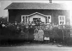 Mölltorps missionsförsamling, mötesdeltagare utanför gamla missionshuset år 1904. Neg finns.