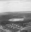 Flygfoto över soptippen i Norra skogen, Karlsborg. Samt del av bebyggelsen. Neg finns.