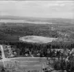 Flygfoto över soptippen i Norra skogen, Karlsborg. Samt del av bebyggelsen. Neg finns.