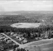 Flygfoto över soptippen i Norra skogen, Karlsborg. Samt del av bebyggelsen. Neg finns.