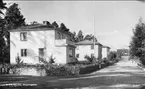 Karlsborg, Majorsgatan, ålderdomshemmet Strandgården syns rakt fram. Foto från omkr 1960. Förstoring 25 x 40 cm. Neg finns.