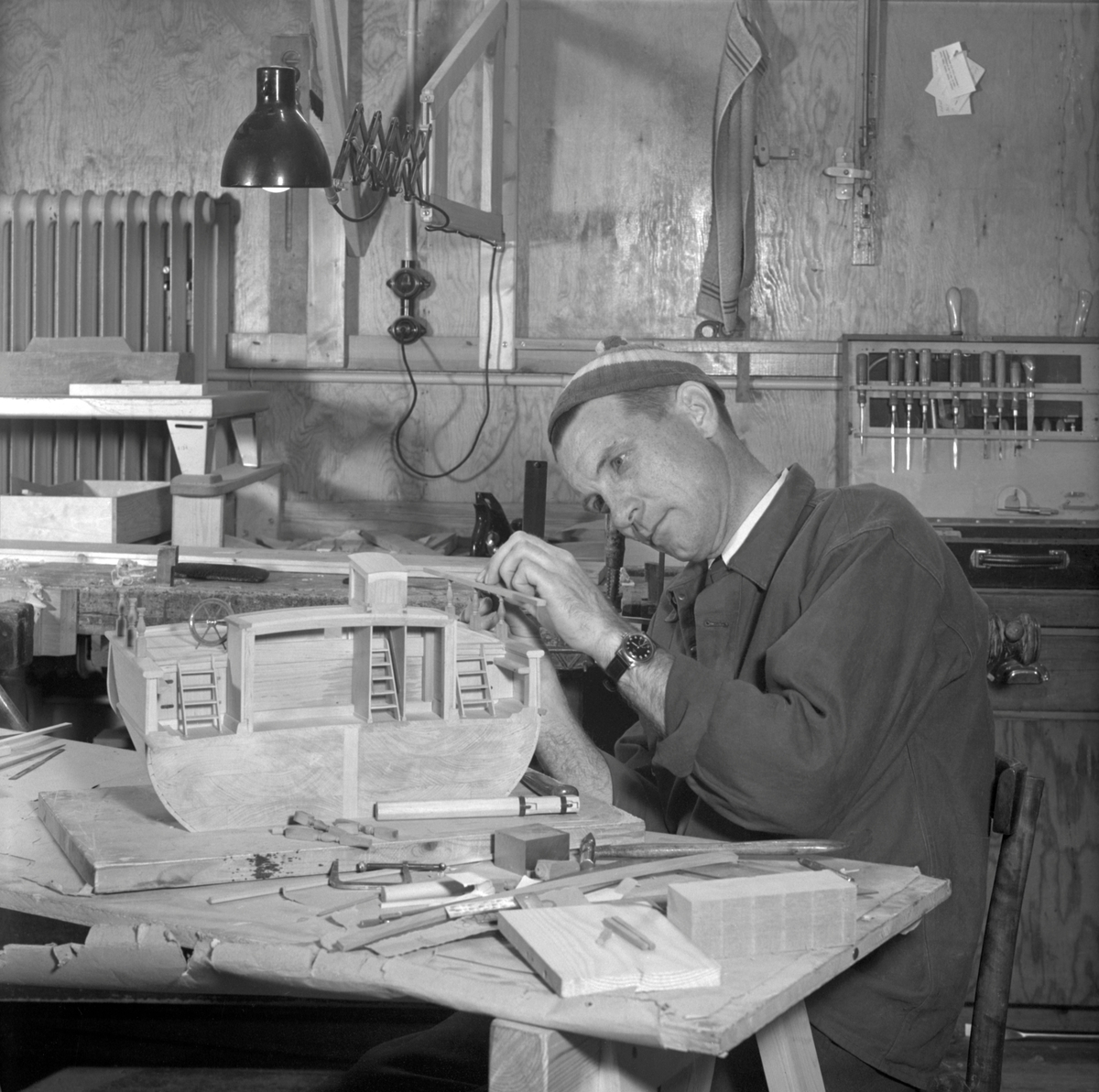 Voldemar Konga, modellbyggare på Sjöhistoriska museet, i arbete med en skeppsmodell