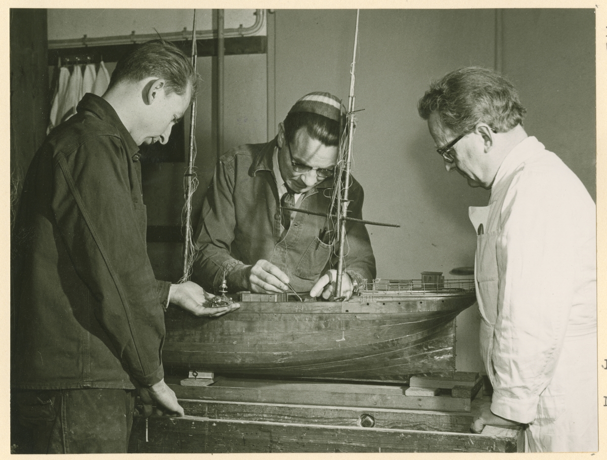 Interiör från Sjöhistoriska museets modellverkstad. Göran Forss, Voldemar Konga och Sam Svensson i arbete med en fartygsmodell.