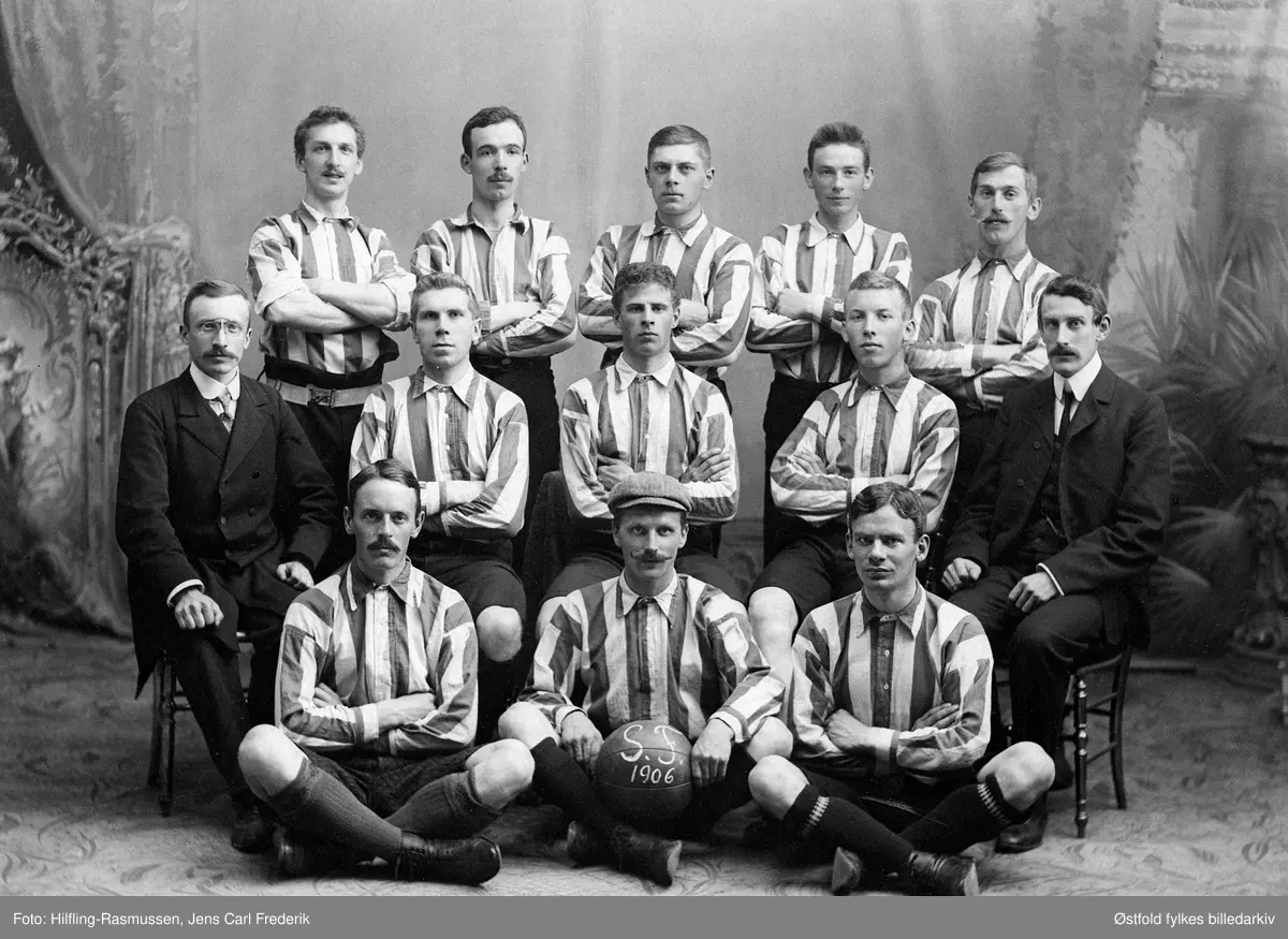 Sarpsborg Fotballklubb 1906. (SFK)

Første rad fra venstre. 
3. Christian Berg

Andre rekke: 
1. Lærer H. W. Benneche
2. Kontorsjef Holt, ved Hafslund
5. Davies, C. S. (kaptein)

Tredje rekke: 
1. Kenworthy, Hugh William (visekaptein), født i Glossop i England
2. Trygve Jølstad
5. Hans Slang