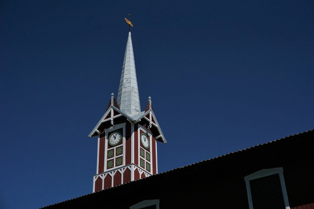 Hoel, Nes, Ringsaker. Hoel, Nes, Ringsaker. Klokketårnene på Hoel er majestetiske og utpeker seg fra andre tårn i distriktet. Begge tårnene er plassert på låven i sveitserstil som danner et stort tun foran hovedbygningen. Bygget med tilhørende tårn stod ferdig etter en toårs- byggeperiode i 1873-74.