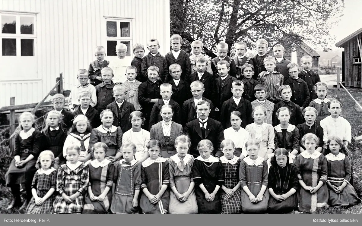 Sanne og Solli bruksskole i Tune ca. 1913-14. I midten   lærerinne Netta Berge og lærer Halvor Vegheim.

Fremste rekke fra venstre: 
Anna Ellingsen, Jenny Isebakke, Margot Sandengen, Ragnhild Sandengen, Martha Sandengen, Åsta Haugestrand, Ingeborg Hauge, Marie Ellingsen, Martha Isebakke, Klara Kallerød, Mina Sandengen, Borghild Skauge. 
Andre rekke: 
Signe Stenmoen (?), Valborg Ødegård, Borghild Ryen, Valborg Isebakke, Gudrun Gundersen,  X) Bergljot Gundersen, Åsta Haugli, Dagmar Sandengen, Jenny Kallerød, Birgit Tinta (midt i rekka Netta berge og Halvor Vegheim, begge lærere)
Tredje rekke: 
Henry Pettersen, Kr. Aagaard, Joh. Næss, Anders Ellingsen, Godtfred Kallerød, Jørgen Rød, xxxx Gundersen, Einar Høiaas, Marie Dalen. 
Fjerde rekke: 
4. Martin Gundersen, 4. Otto Huset, 5. Otto Bråten, 7. Ole Isebakke, 8. Enok Tinta, 9. Rolf Ødegård, 10. Jørgen Huset.
5. rekke: 
1. Elling Skauge, 3. Karl Bjørndalen, 5. Gunnar Bjørndalen, 6. Martin Gundersen, 7. Henry Skauge, 8. Johan Skauge, 9. Otto Berge (?).
I det hele tatt er lista usikker på grunn av skrift og rekkefølge). Original liste vedlagt.
