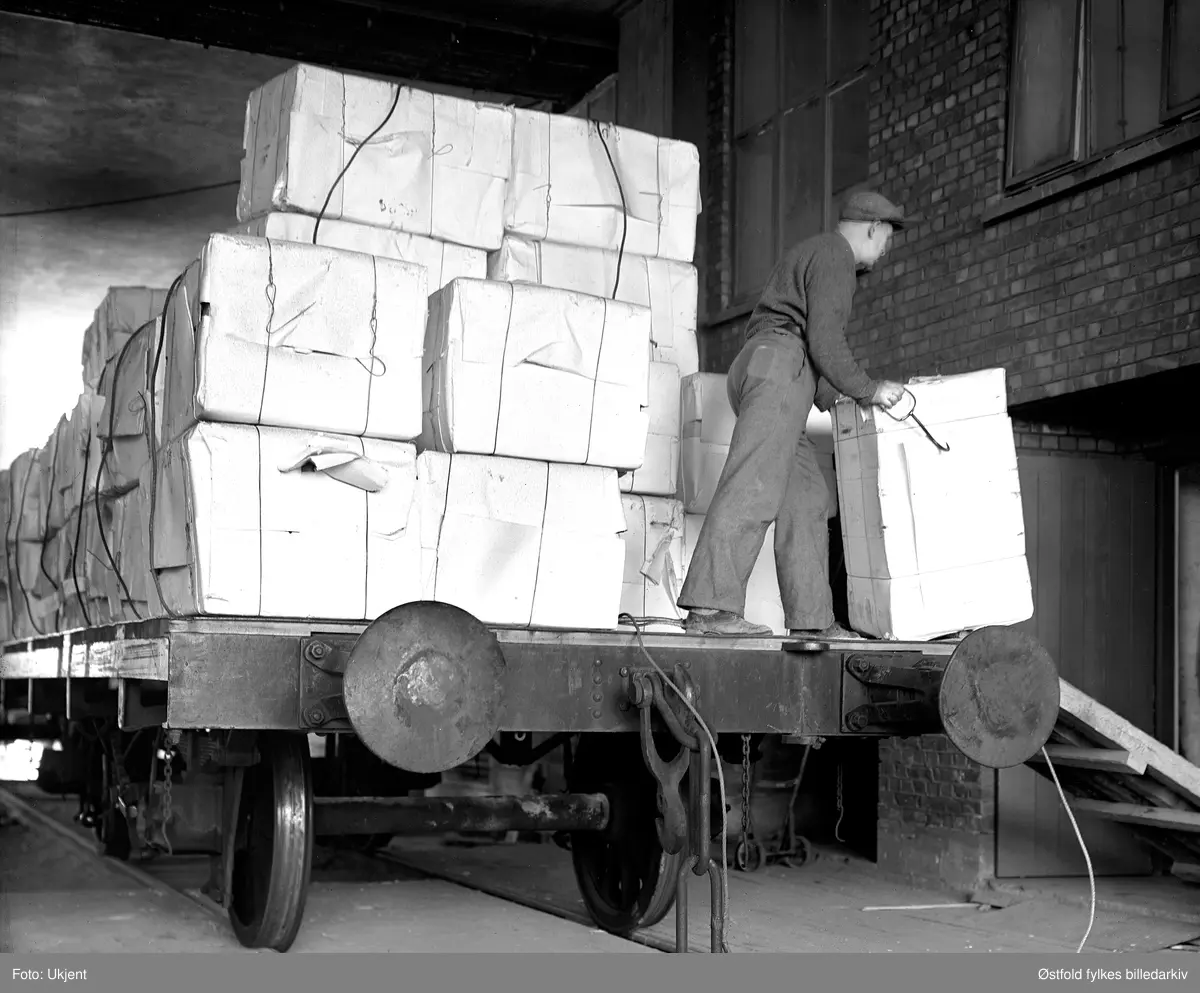 Borregaard fabrikker, Sarpsborg, cellullfabrikken, inntak av cellulose 1945. Mann ukjent.