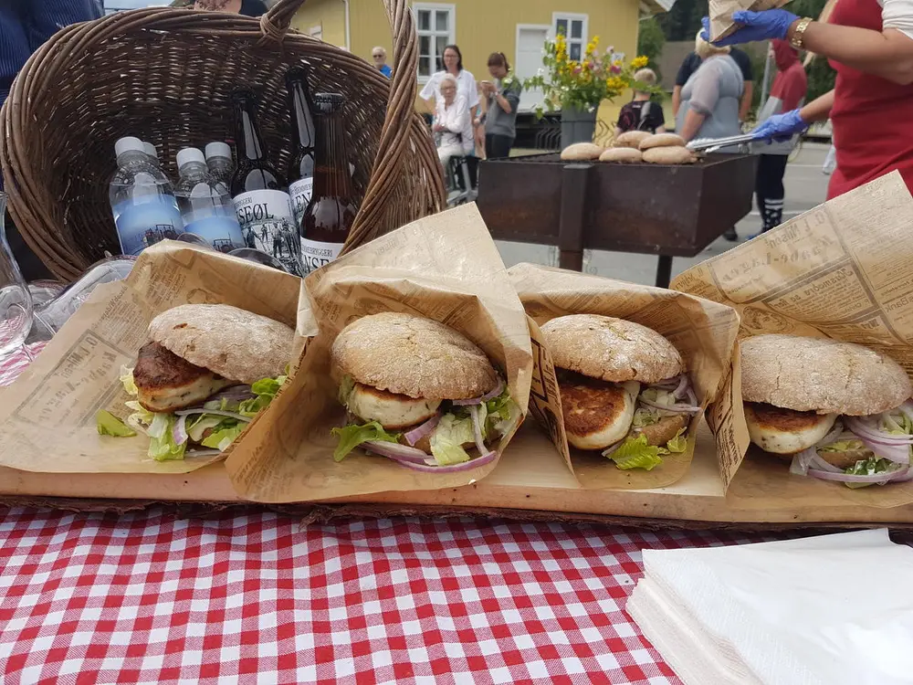 Foto av serveringsklare gjeddeburgere.