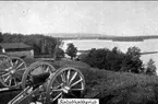 Fästningen, salutbatteri, i bakgrunden syns Vaberget. Foto: A Sjöberg.