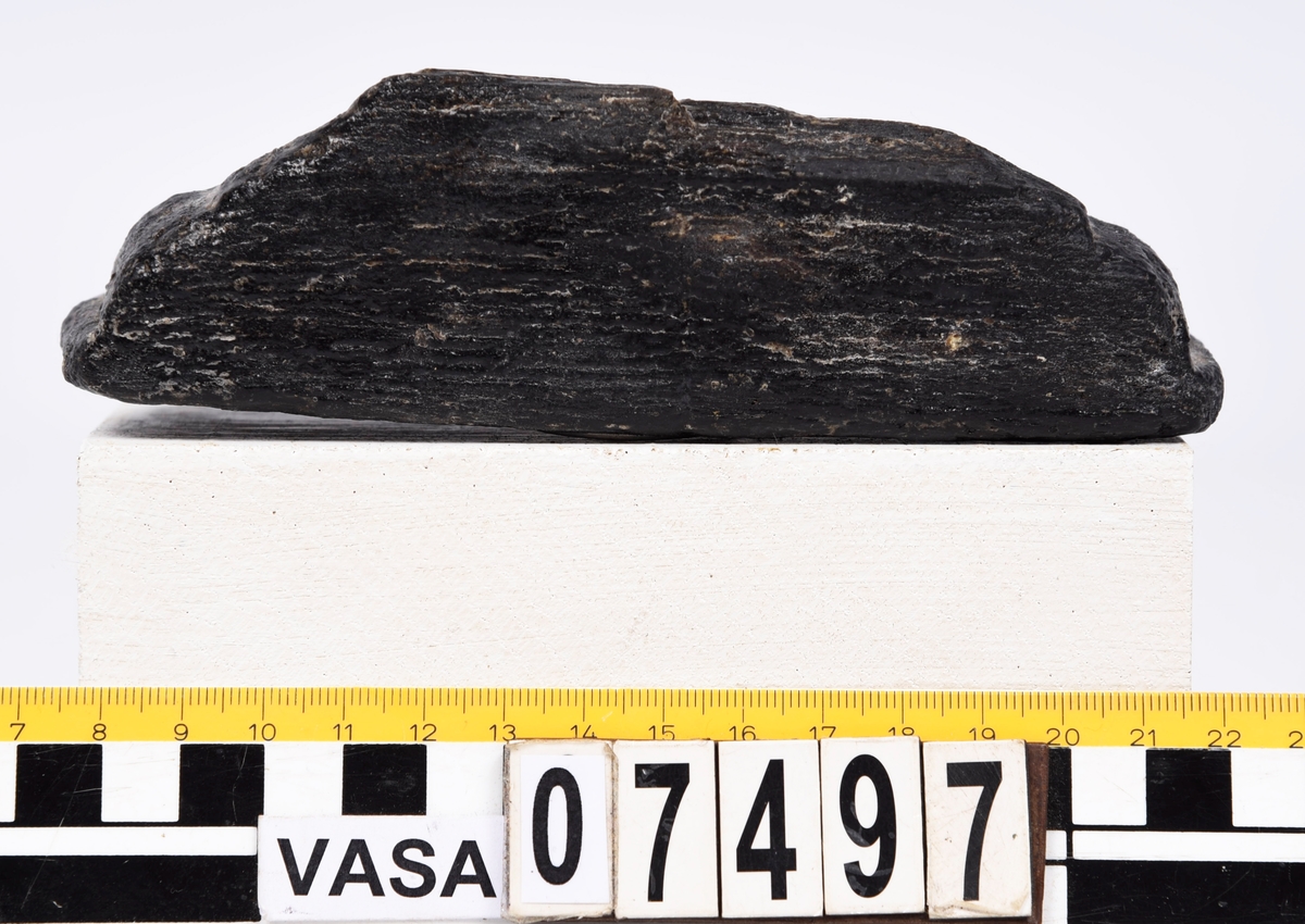 Profilerad sockel i form av en plint, mycket vittrad yta. Övre delen avbruten, kanter och hörn rundade. Profilen dock fortfarande urskiljbar. Ingen saltskada.