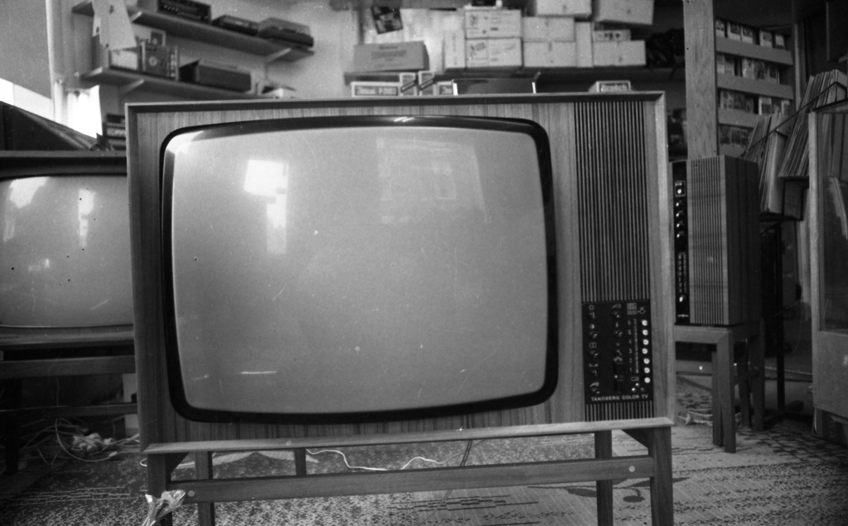 Radioforretning. Utstilling i butikken av TV og radioer med hovedvekt på TV.