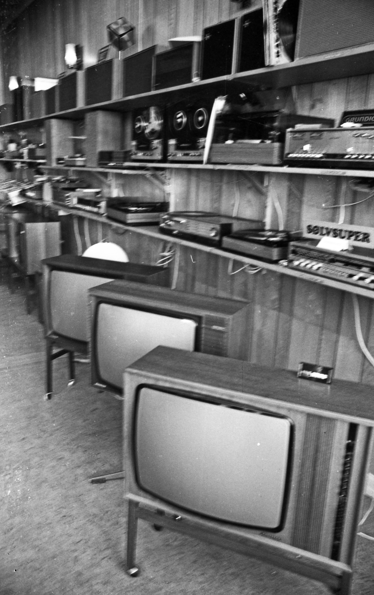 Radioforretning. Utstilling i butikken av TV og radioer med hovedvekt på TV.