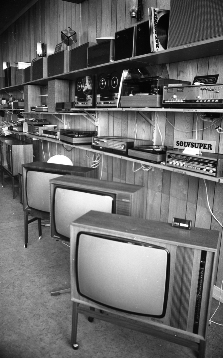 Radioforretning. Utstilling i butikken av TV og radioer med hovedvekt på TV.