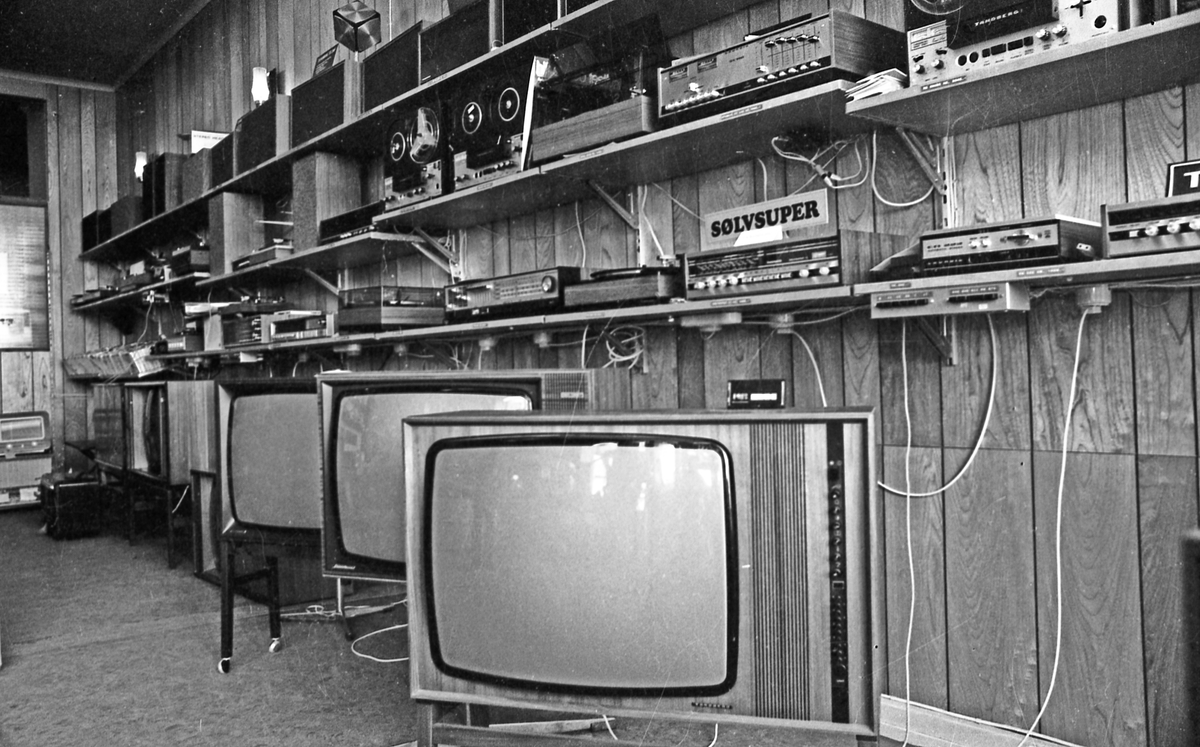 Radioforretning. Utstilling i butikken av TV og radioer med hovedvekt på TV.