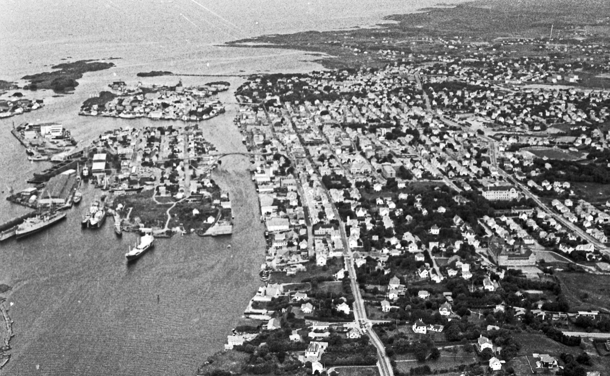 Flyfoto. Foto tatt med sjøfly av Haugesund. Forskjellige motiv. Sjøflyet og pilot tar pause i Førrefjorden.