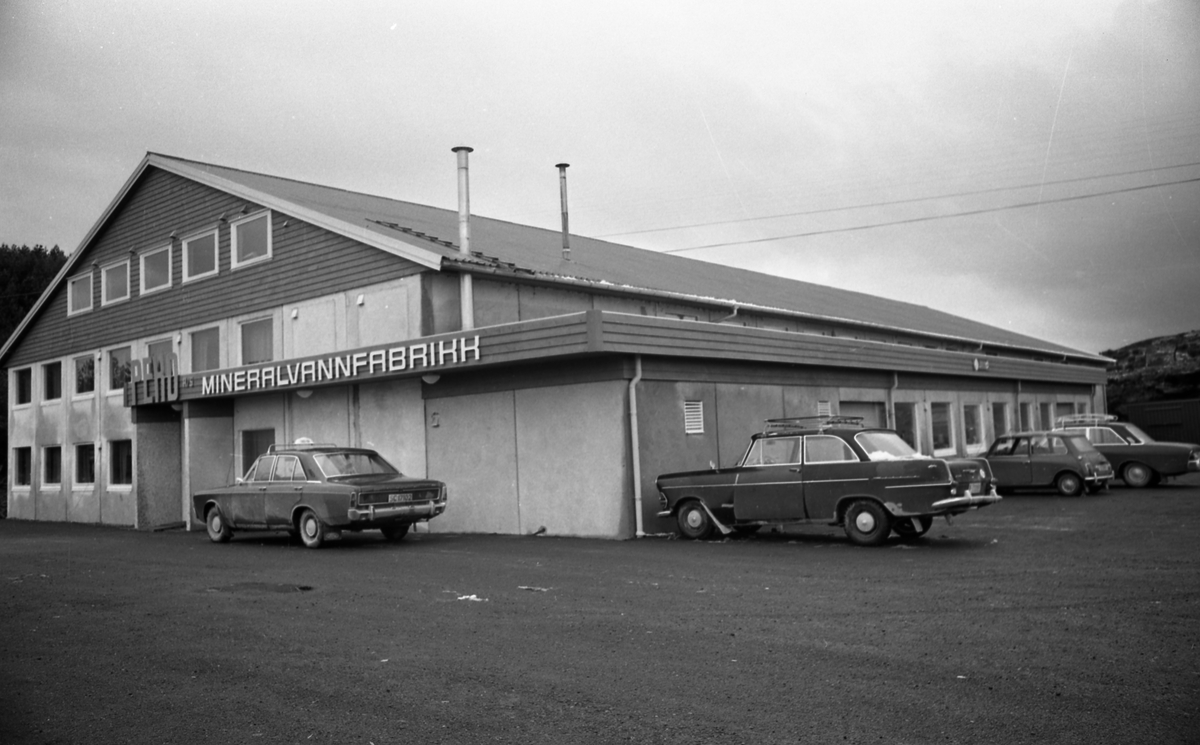 Peko brusfabrikk på Krossleite i Sveio. Eksteriør og interiørbilder av brusfabrikken. Arbeiderne er travelt opptatt med brusproduksjonen.