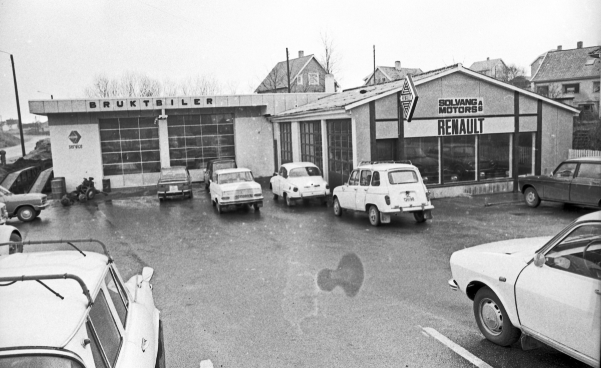 Bilforhandlere og utsalg i Haugesund. Aase-auto i Salhusveien (Toyota). Magnus Hope i Skjoldaveien (Saab) på Solvang. Solvang Motors AS (Renault) i Skjoldaveien på Solvang. Mobiltanken i Øvregaten. Shell i Grindesvingen.