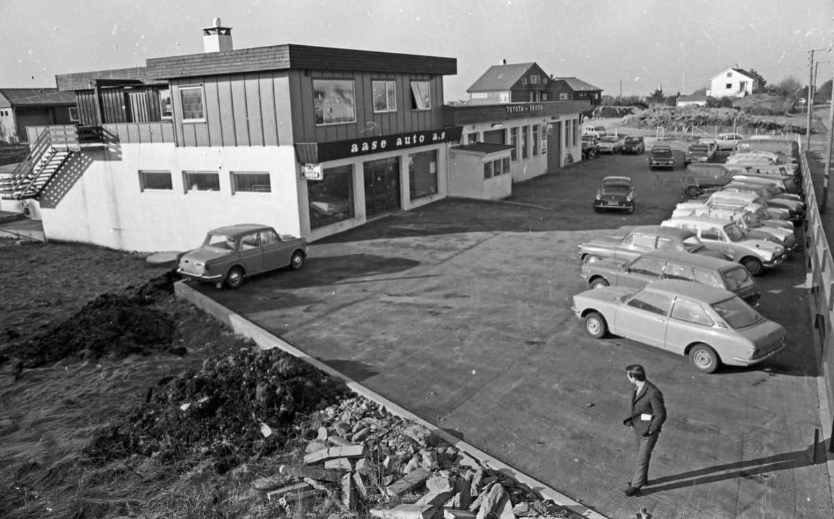 Bilforhandlere og utsalg i Haugesund. Aase-auto i Salhusveien (Toyota). Magnus Hope i Skjoldaveien (Saab) på Solvang. Solvang Motors AS (Renault) i Skjoldaveien på Solvang. Mobiltanken i Øvregaten. Shell i Grindesvingen.