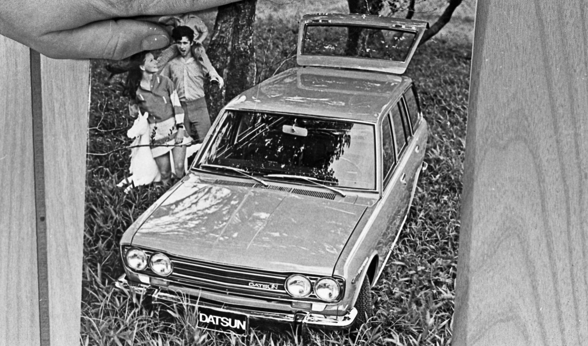 Annonsebilder. Brosjyrer av årets nyheter. Datsuns forskjellige modeller og Ford Cortina.