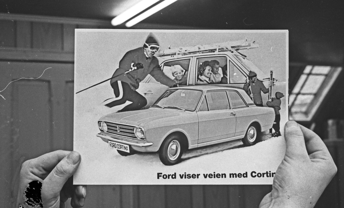 Annonsebilder. Brosjyrer av årets nyheter. Datsuns forskjellige modeller og Ford Cortina.