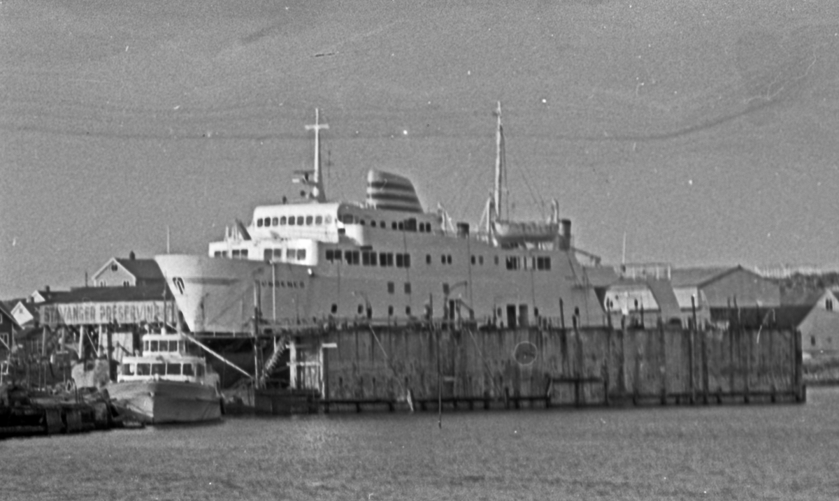 Westamaranen "Tryving". DSD-bygget og ferjen "SKUDENES" i bakgrunnen. Fra kaien i Stavanger under Karmsund bro og gjennom Karmsundet til Haugesund.