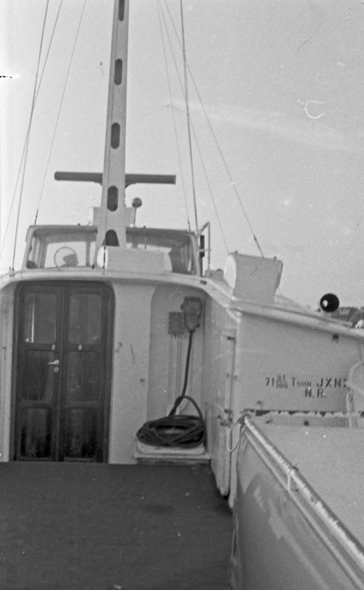 Westamaranen "Tryving". DSD-bygget og ferjen "SKUDENES" i bakgrunnen. Fra kaien i Stavanger under Karmsund bro og gjennom Karmsundet til Haugesund.