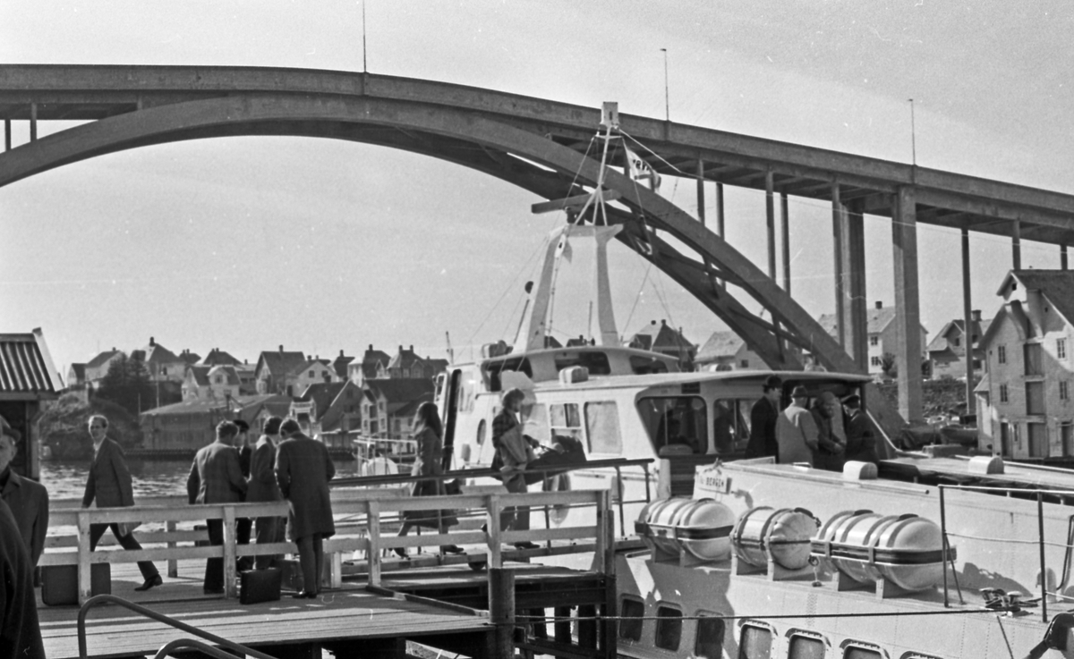 Westamaranen "Tryving". Gjennom Karmsundet til Haugesund. Skipet ved kai i Haugesund.