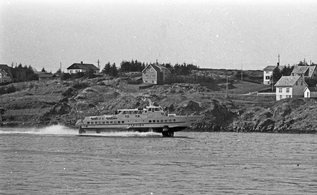 Westamaranen "Tryving". Gjennom Karmsundet til Haugesund. Skipet ved kai i Haugesund.