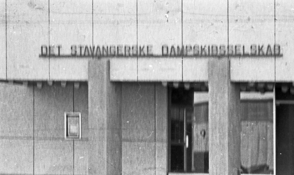 Westamaranen "Tryving". DSD-bygget i Stavanger. "Tryving" ved kai sammen med ferjen "Skudenes". En av besetningen.