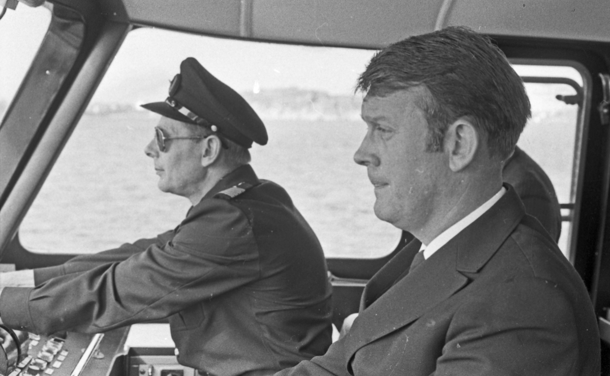 Westamaranen "Tryving". Interiør- og eksteriørbilder. Besetningsmedlemmer. Passasjerer på landgangen.