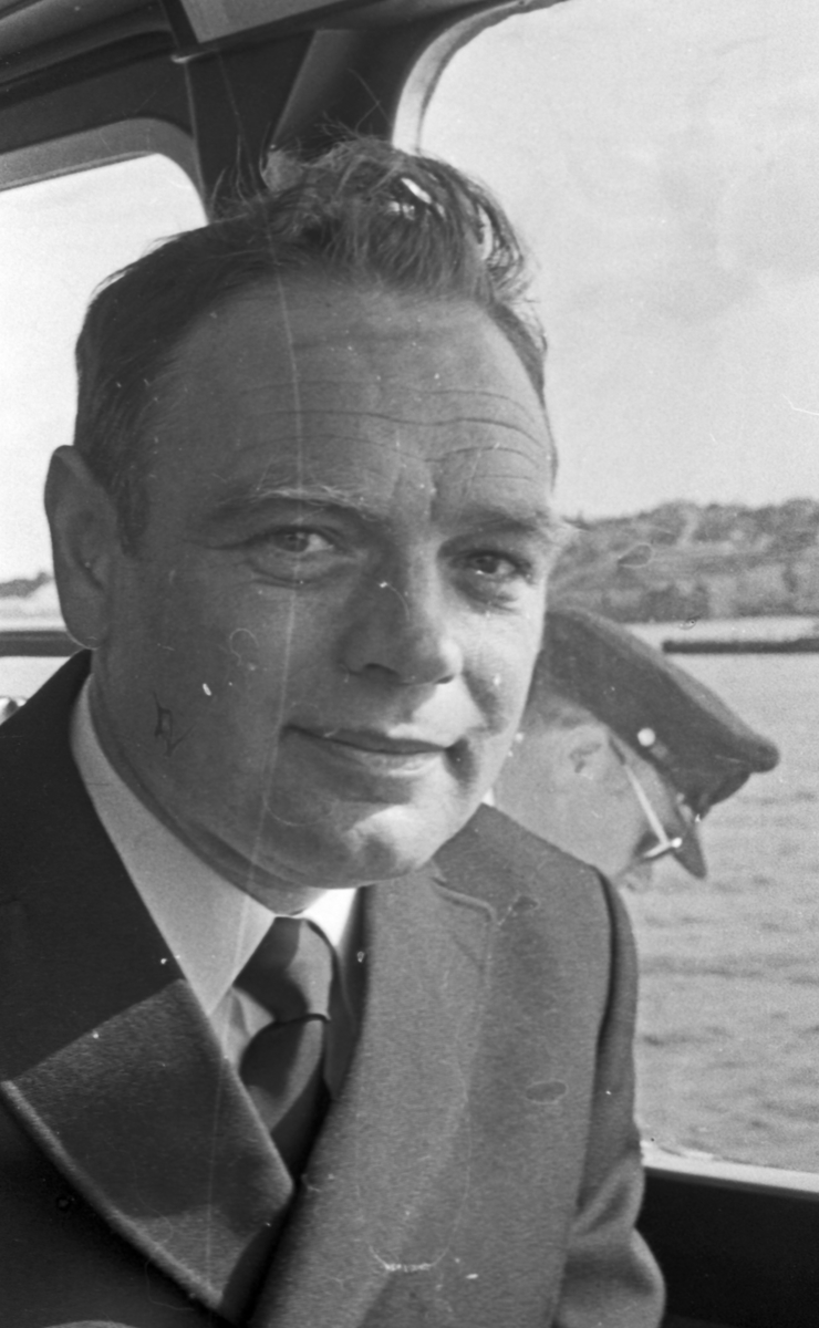 Westamaranen "Tryving". Interiør- og eksteriørbilder. Besetningsmedlemmer. Passasjerer på landgangen.