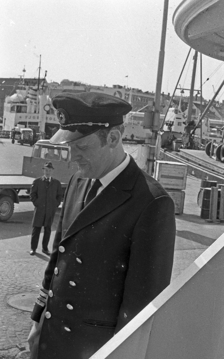 Westamaranen "Tryving". Interiør- og eksteriørbilder. Besetningsmedlemmer. Passasjerer på landgangen.