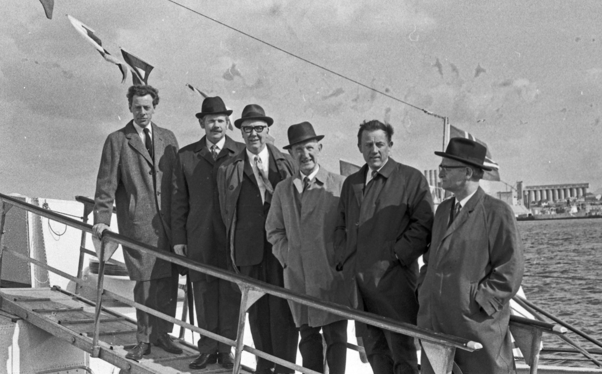 Westamaranen "Tryving". Interiør- og eksteriørbilder. Besetningsmedlemmer. Passasjerer på landgangen.