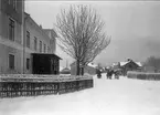 Gatubild från Rödesund i vinterskrud, Storgatan med den gamla bebyggelsen. Till vänster Palmqvistska huset, det byggdes 1851 - 52 och revs på 1950-talet. Bortom detta likkisteboden där trädgårdsmästare Fritz Pettersson förvarade sina kistor som han sålde. Foto: Axel Sjöberg. Neg. finns.