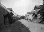 Gatubild Rödesund, Storgatan år 1904 med den näst äldsta bebyggelsen. F. D. Marknadsbod till vänster, här ombyggd till bostad. 3 st förstoringar 30 x 40 cm finns. Neg. finns.