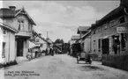 Gatubild från Rödesund, Storgatan med den gamla bebyggelsen omkr 1920. Karlsborgs bokhandel till höger. Förstoring 25 x 40 cm. Foto: Alfred Sjöberg. Neg. finns.