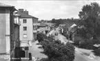 Gatubild från Rödesund, Storgatan med den gamla bebyggelsen mot Strömbron år 1943. Förstoring 25 x 40 cm. Neg finns.