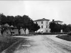 Rödesund, Palmqvistska huset till höger, samt del av gästgivaregården omkr 1920. Detta är bebyggelse nr 2. Neg finns.